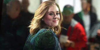 FOTO: Asyik Belanja, Adele Pamer Wajah Asli Tanpa Make Up