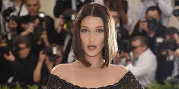 [FOTO] Asyik Main Sky, Bella Hadid Malah Jatuh Terjungkal