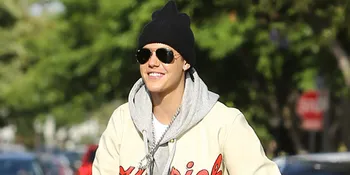 [FOTO] Asyik Makan Siang, Justin Bieber Malah Dikerumuni Fans