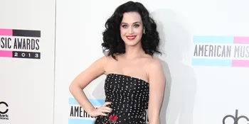 [FOTO] Awas, Katy Perry Berubah Jadi Raksasa Seksi!