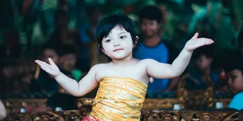 FOTO: Baby Arsy dan Arsya Pakai Baju Adat Bali, Cute!