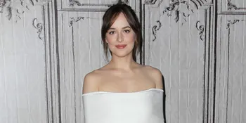 [FOTO] Bahu Terbuka, Pesona Dakota Johnson Bikin Leleh