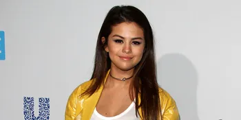 [FOTO] Balikan, Selena Gomez Tiru Gaya Justin Bieber di AMAs?