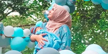 Foto Bareng Baby Air Rumi, Netizen Ini Pertanyakan Hijab Irish Bella