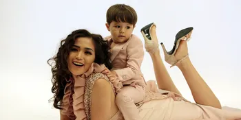 Foto Bareng Sang Mama, El Barack Alexander Berlarian Kesana Kemari