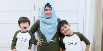 Foto Bareng Ular Sambil Gendong Anak, Leher Risty Tagor Malah Dililit