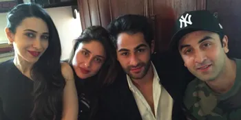 Foto Bayi Kareena - Karisma dan Ranbir, Hangat di Pelukan Kakek