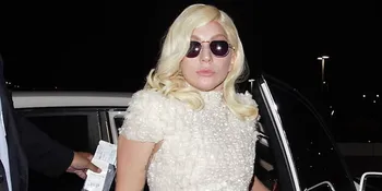 Belahan Dress Terlalu Tinggi, Celana Dalam Lady Gaga Kelihatan