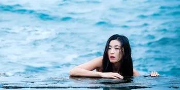 FOTO: Belanja Bareng Suami, Jun Ji Hyun Kenakan Pakaian Mewah