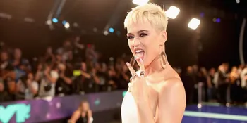 [FOTO] Berada di Denmark, Katy Perry Gandeng Pria Tampan Misterius