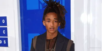 [FOTO] Berada di Keramaian, Jaden Smith Cium Mesra Pacarnya