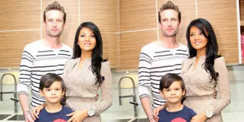 [Foto] Berangkat ke Masjid, Farah Quinn Bonceng Anak Naik Vespa