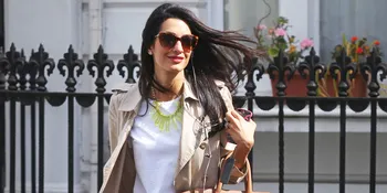 [FOTO] Berbalut Emas, Amal Clooney Kini Makin Hot Menggoda