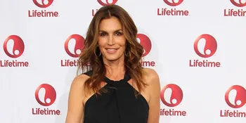 [FOTO] Bergandengan Tangan, Cindy Crawford dan Suami Super Mesra