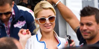 [Foto] Beri Kejutan, Paris Hilton Besuk Penggemarnya yang Sakit