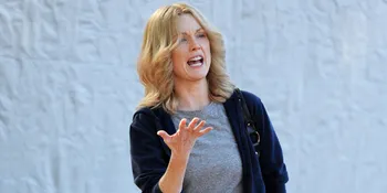 [Foto] Berwajah Pucat dan Terluka, Julianne Moore Kenapa Ya?