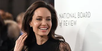 [FOTO] Biasa Tertutup, Kali Ini Angelina Jolie Berani Ekspos Kaki Jenjang