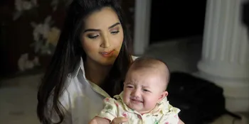 [FOTO] Bikin Gemas, Baby Arsy Makin Lucu dan Sudah 'Bisa Berdiri'