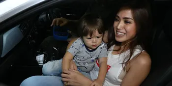 [FOTO] Bikin Gemas, Baby El Sembunyi di Dalam Rok Jaring Jedar