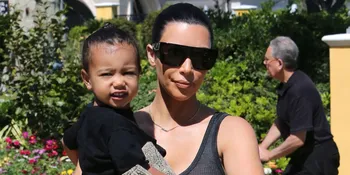 [FOTO] Bikin Gemas! Serunya Mandi Busa Bareng North West