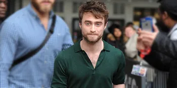 [FOTO] Bikin Iri! Daniel Radcliffe Gandeng Mesra Sang Pacar