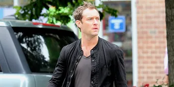 [FOTO] Bikin Iri! Saat Jude Law Gandeng Mesra Pacar Barunya