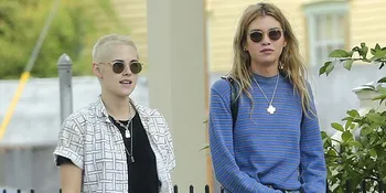 [FOTO] Bisik-Bisik Manja, Kristen Stewart &#38; Stella Maxwell Mesra