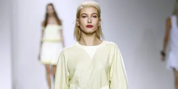 [FOTO] Buka-Bukaan, Hailey Baldwin Juga Berani Lepas Make-Up