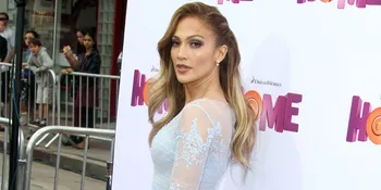 [FOTO] Buka-Bukaan, Jennifer Lopez Tampil Hot &#38; Menantang