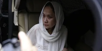 Foto Bunga Citra Lestari Menuju Pemakaman, Tetes Air Mata dan Bekas Lipstik Gambaran Duka Cita dan Simpati Yang Menyesakkan Dada