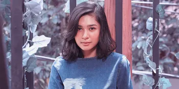 [FOTO] Cantik &#38; Anggun, Ketika Mikha Tambayong Pakai Kebaya Tradisional