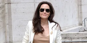 [FOTO] Cantik Bak Wanita Karir, Angelina Jolie Pamer Senyum Lebar