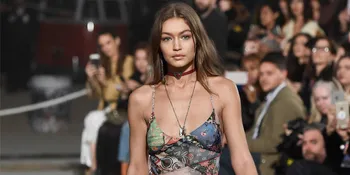 [FOTO] Cantik Maksimal! Gigi Hadid Ekspos Kaki Jenjang di Majalah Vogue