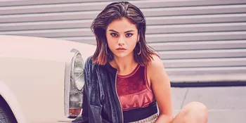 [FOTO] Cantik Pakai Mini Dress, Selena Gomez Bikin Gagal Fokus