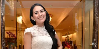 Foto: Cantik Polos, Kartika Putri Pamer Punggung Mulus di Venice