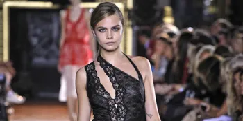 [FOTO] Cara Delevingne Berpose Panas Dengan Fotografer