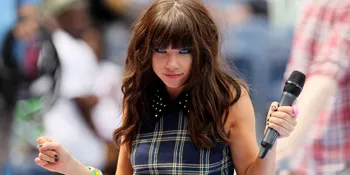 [Foto] Carly Rae Jepsen Gelar Sesi Foto di Kamar Mandi