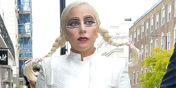 [FOTO] Celana Dalam Kelihatan, Lady Gaga Jadi Bahan Tontonan
