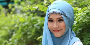 [FOTO] Demi Anak, Zaskia Mecca Rela Buka Tenda di Dalam Kereta