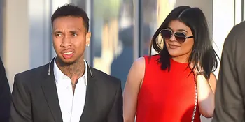 [FOTO] Di Bawah Rintik Hujan, Kylie Jenner & Tyga Gandengan Mesra