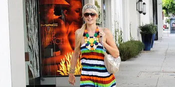 [Foto] Dibayar Mahal Jadi DJ, Paris Hilton Menang Judi!