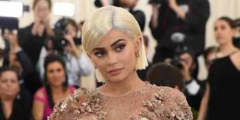 [FOTO] Dress Tertiup Angin, Pakaian Dalam Kylie Jenner Kelihatan