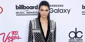 FOTO: Ekspos Kaki Jenjang, Kendall Jenner Cantiknya Kebangetan!