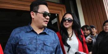 [Foto] Farhat Abbas Cium Regina di Dalam Lift?