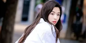 FOTO: Fashion Simple Elegan Jun Ji Hyun di Event Make-up