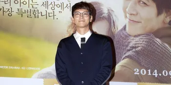 Gagal Paham, Kang Dong Won Pakai 'Baju Mandi' Saat Jumpa Pers