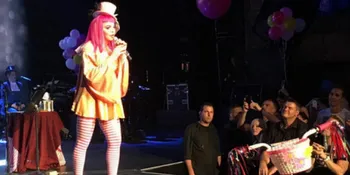 FOTO: Galau, Madonna Pakai Baju Badut di Australia