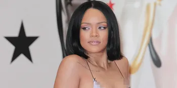 [FOTO] Garap Klip Baru, Rihanna Topless & Genggam Senjata Api