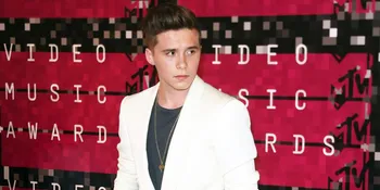 [FOTO] Gaya Ganteng Brooklyn Beckham Saat Jadi Model Vogue