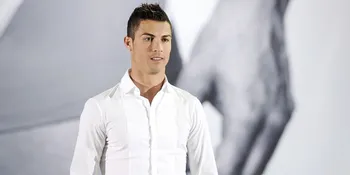 [FOTO] Gaya Ganteng Cristiano Ronaldo Saat Asuh Anak, Mau Tahu?